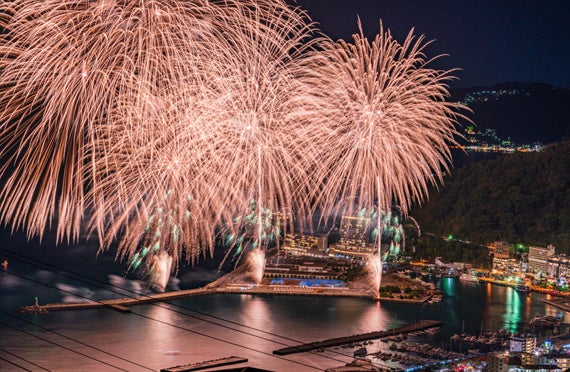 【新宿発】★春の空に舞い上がる3000発の光のショー 熱海海上花火大会と、絶景・大迫力の箱根大涌谷 御殿場プレミアム・アウトレットでお買い物 日帰りバスツアー1